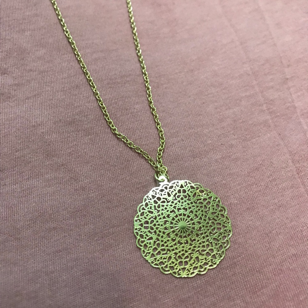 Beautiful filigree medallion pendent necklace